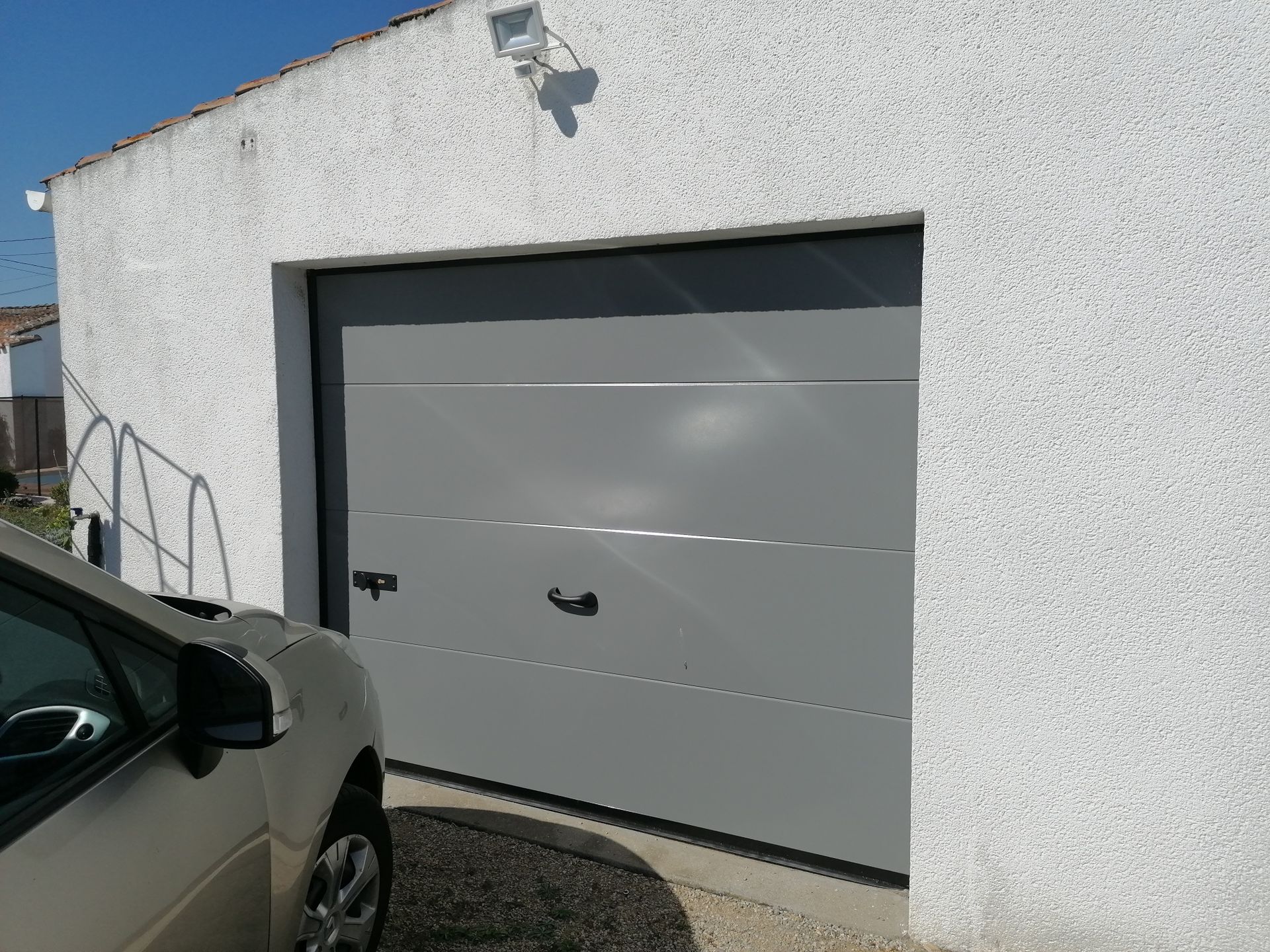 Porte de garage en aluminium argenté