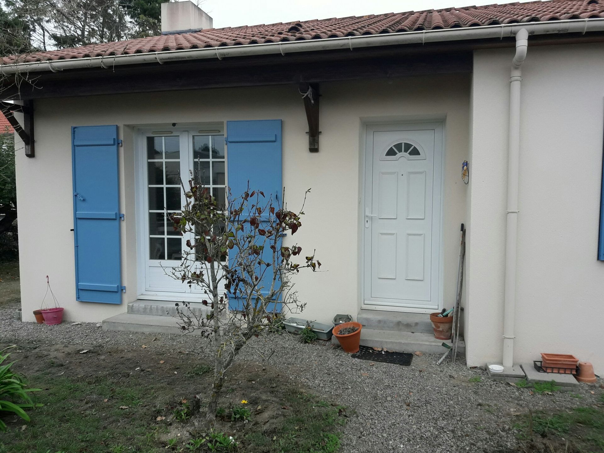 Façade d'une maison avec des volets bleus