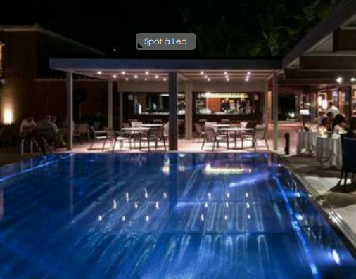 Pergola près d'une piscine avec des spots à LED