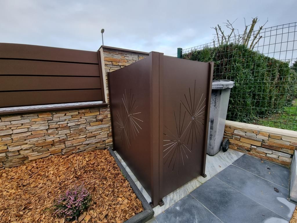 Décoration de jardin rectangulaire posée au sol de couleur marron