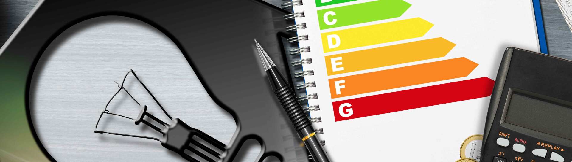 Un bureau avec une calculatrice et un diagramme de consommation énergétique