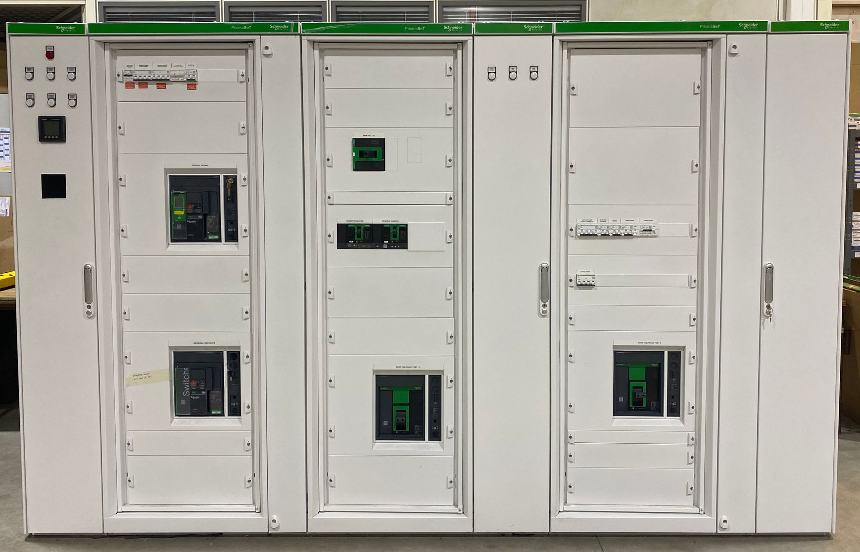 Une rangée d'armoires électriques