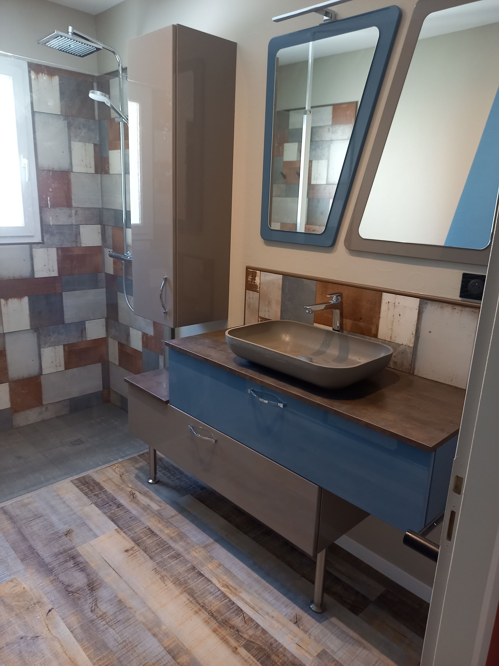 Salle de bains rénovée : vasque grise, faïence, tiroirs bleu et gris