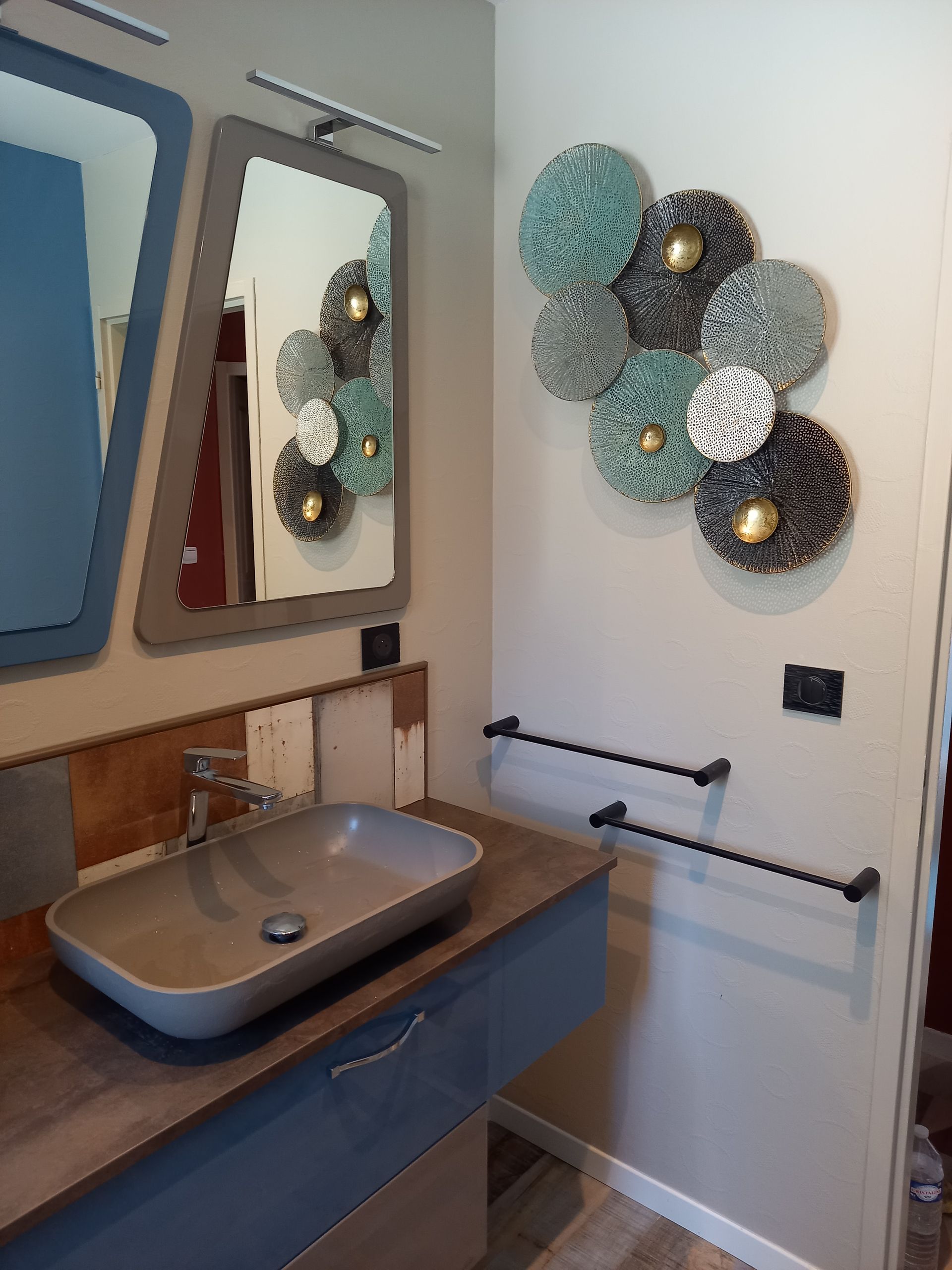 Salle de bains rénovée : vasque grise, meuble bleu et miroir