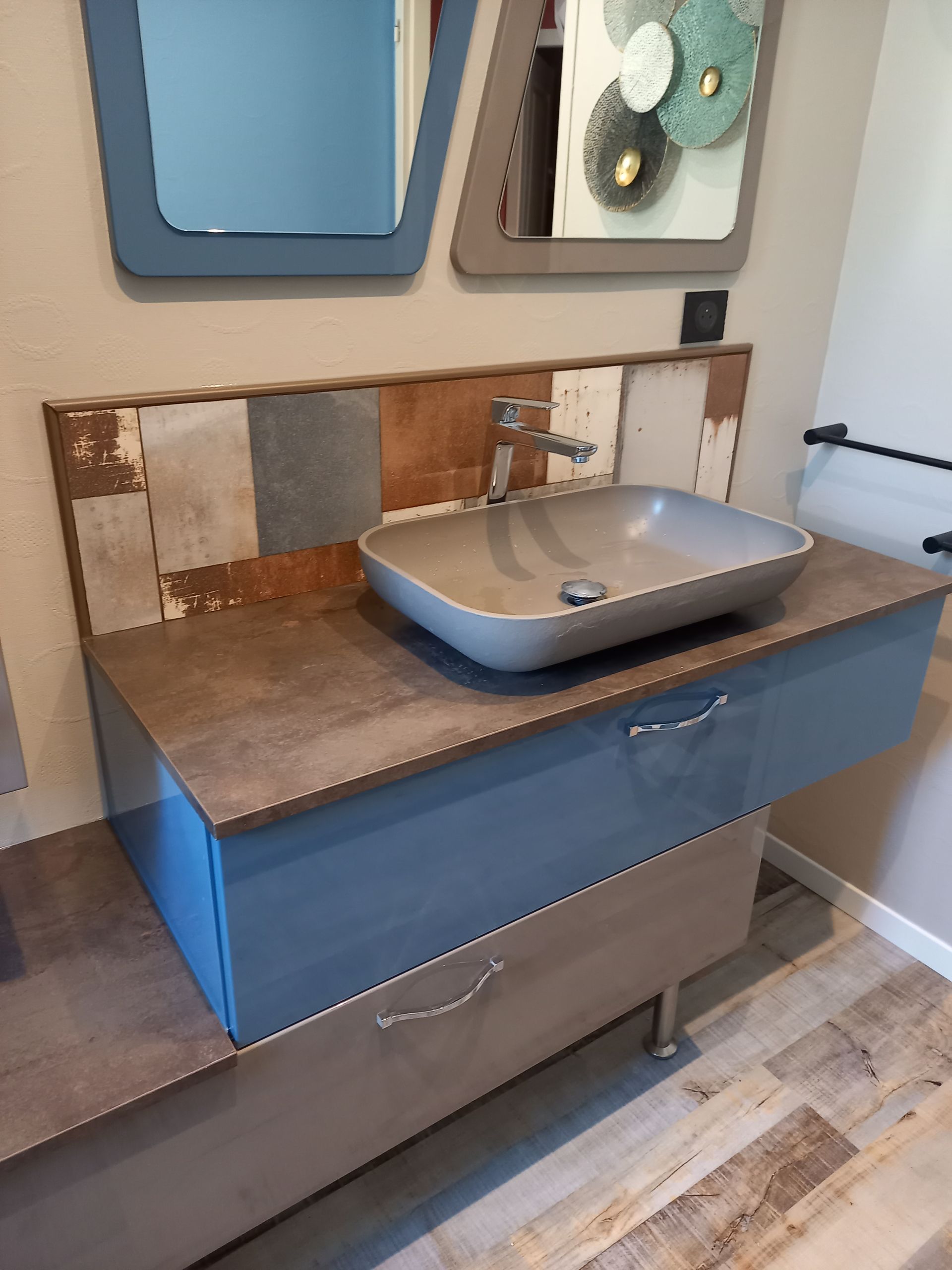 Meuble de salle de bains avec tiroir bleu et gris