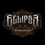 Logotipo met&aacute;lico ornamentado con la inscripci&oacute;n &ldquo;Gorilla Tattoo Studio&rdquo; sobre un fondo negro.