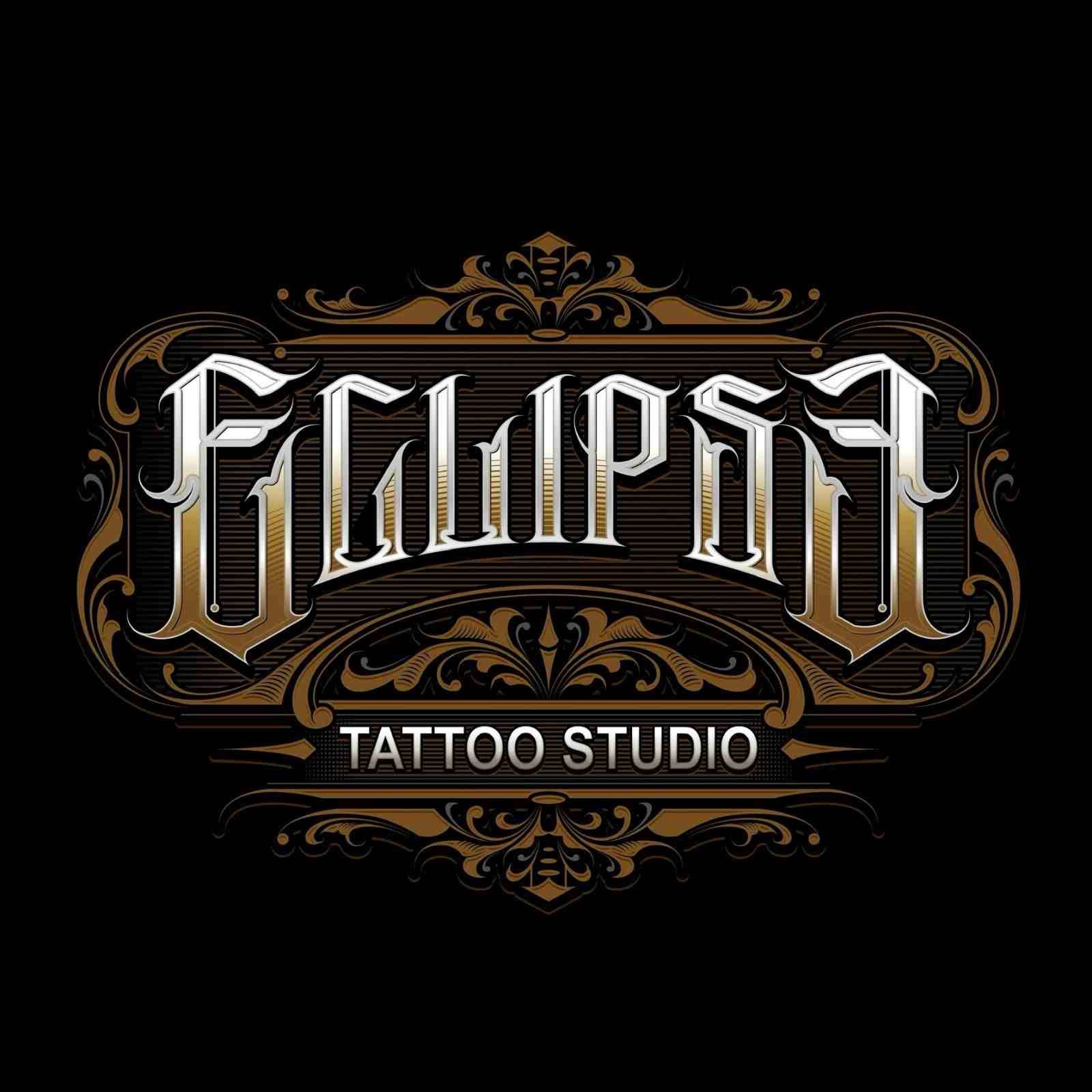 Logotipo metálico ornamentado con la inscripción “Gorilla Tattoo Studio” sobre un fondo negro.