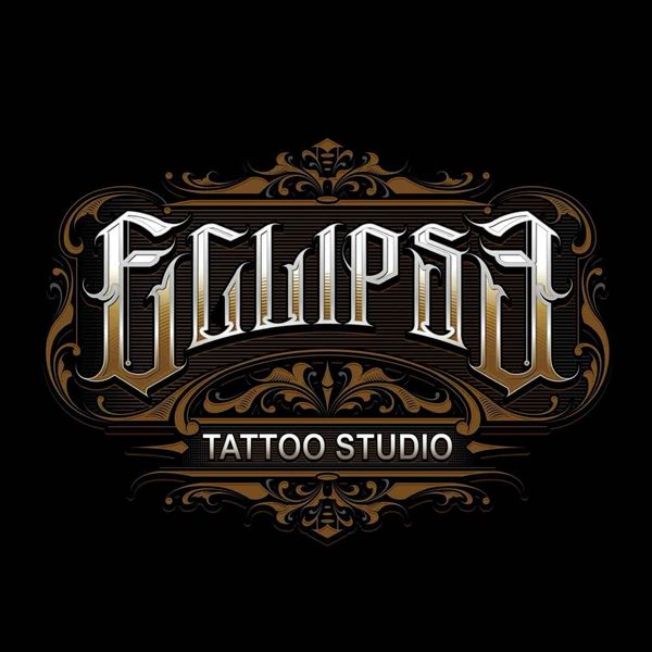 Logotipo met&aacute;lico ornamentado con la inscripci&oacute;n &ldquo;Gorilla Tattoo Studio&rdquo; sobre un fondo negro.