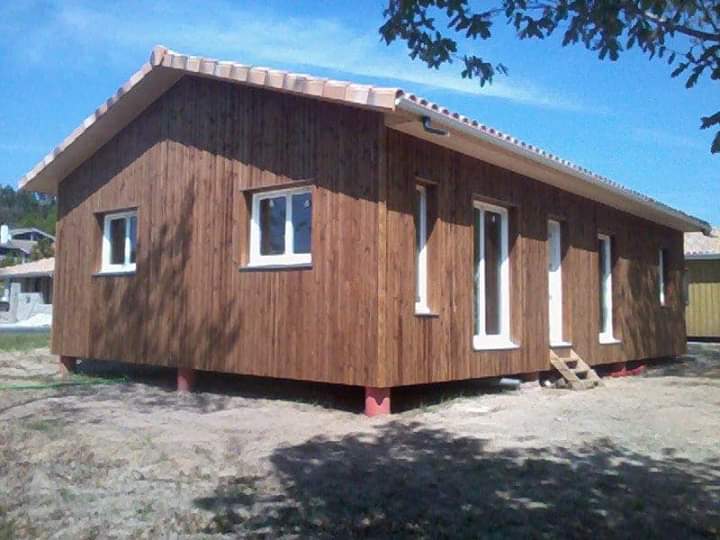 Maison à ossature bois avec fenêtre en PVC