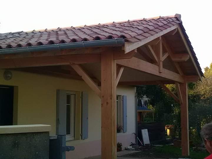 Pergola en bois avec toiture en tuiles