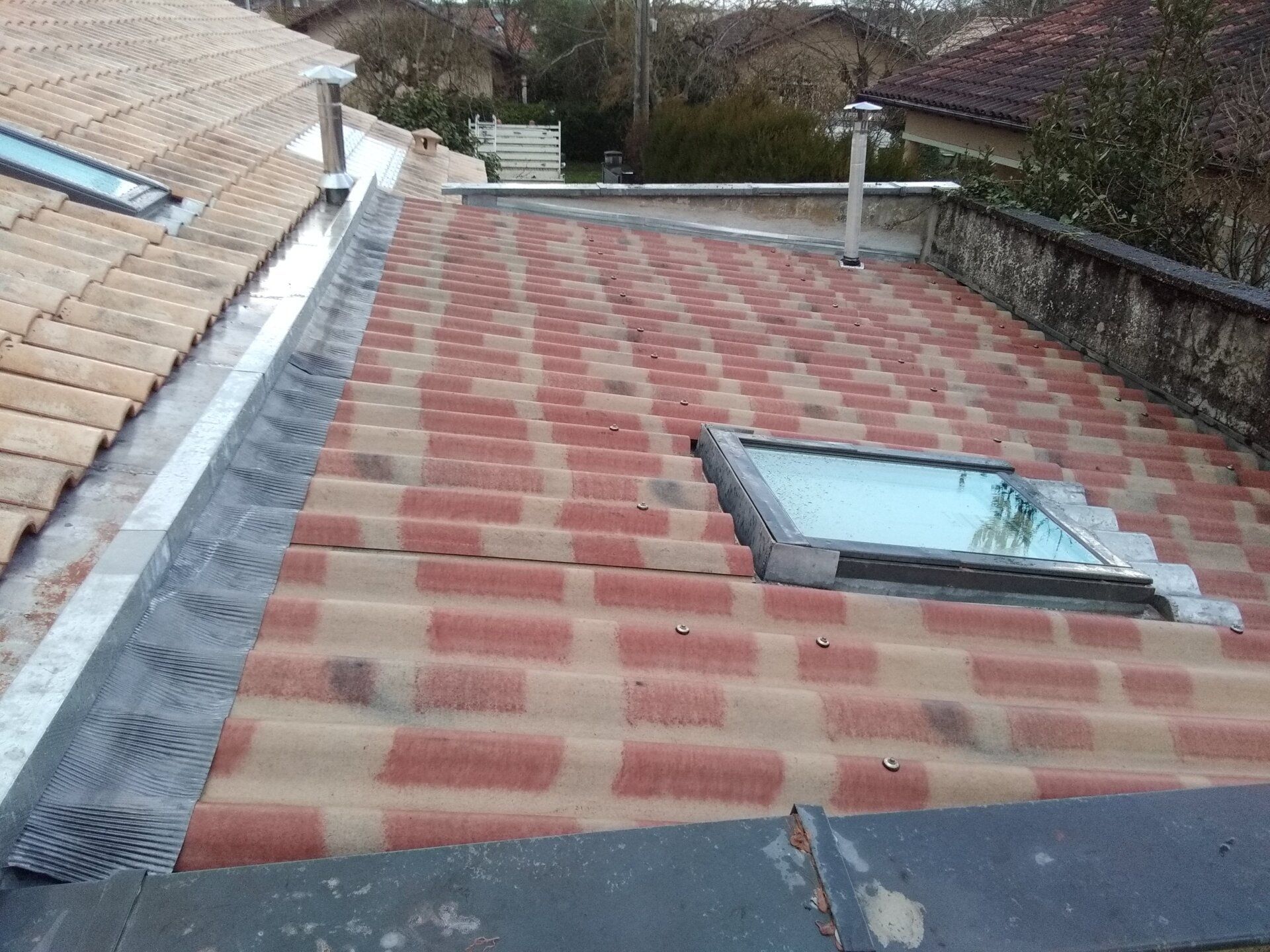 Pose de fenêtre de toit