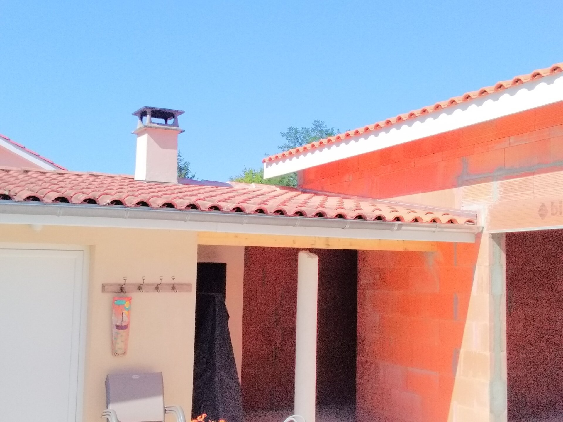 Pose de tuiles rouges