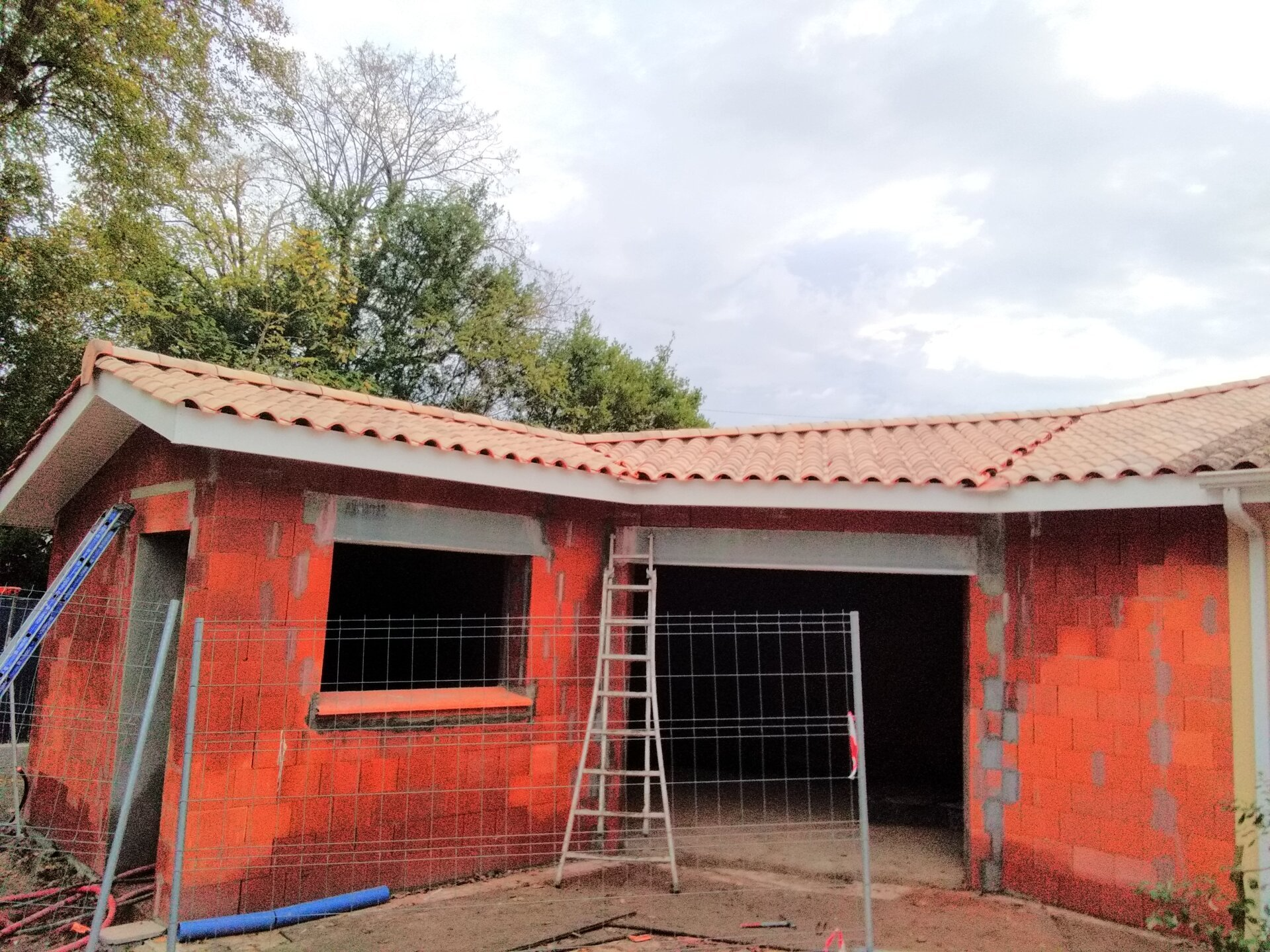 Travaux de couverture en cours sur maison neuve