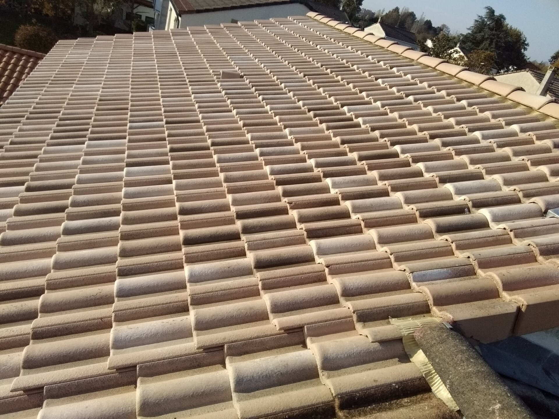 Couverture de toit neuve en tuile