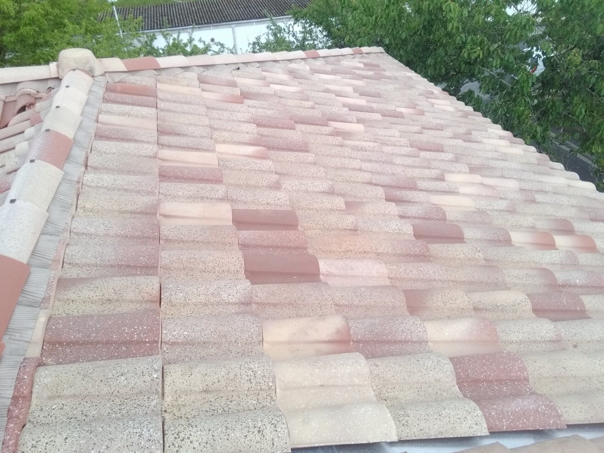 Couverture de toit neuve en tuile