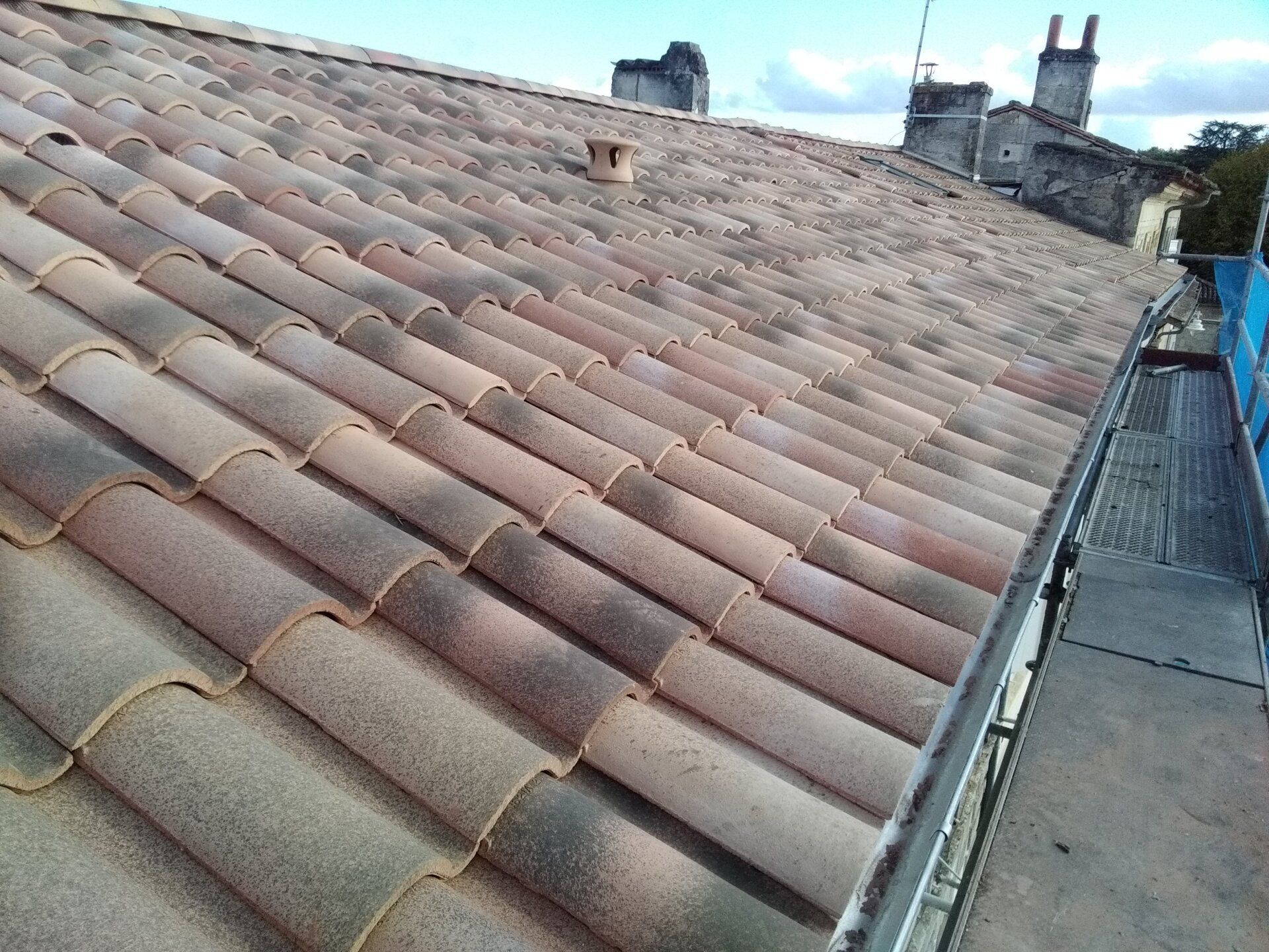 Toiture en tuiles avec des éléments en zinc