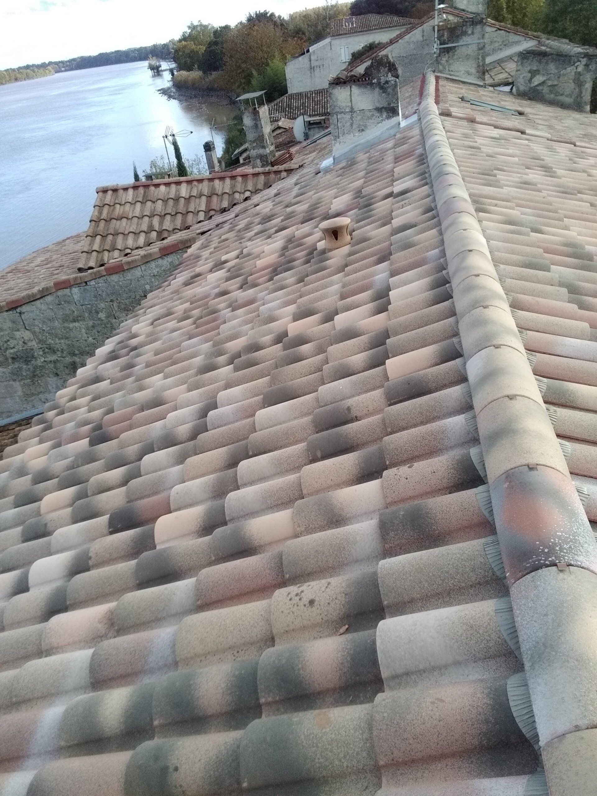 Haut d'une toiture dotée de vieilles tuiles usées