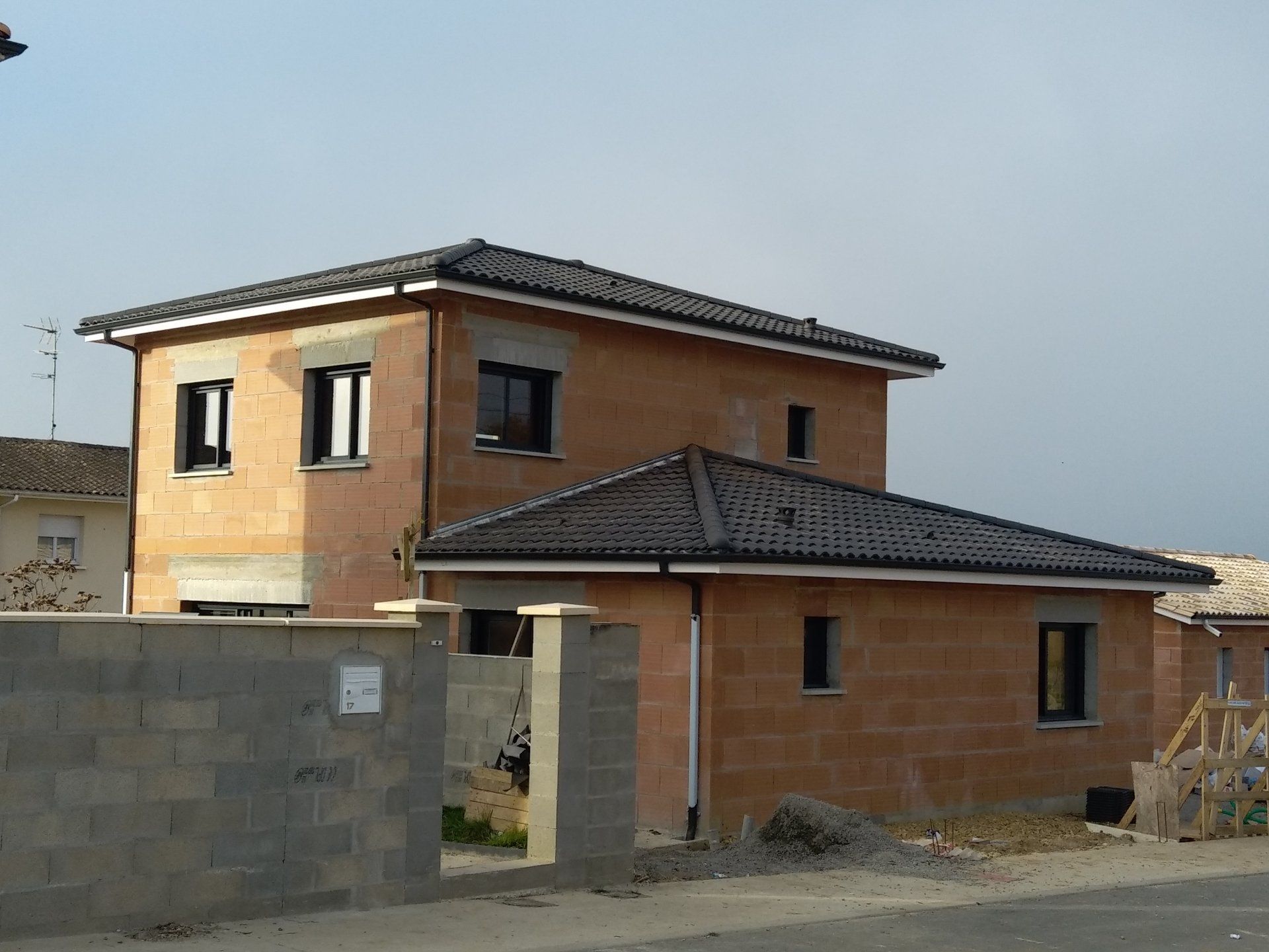 Haut d'une toiture en tuiles