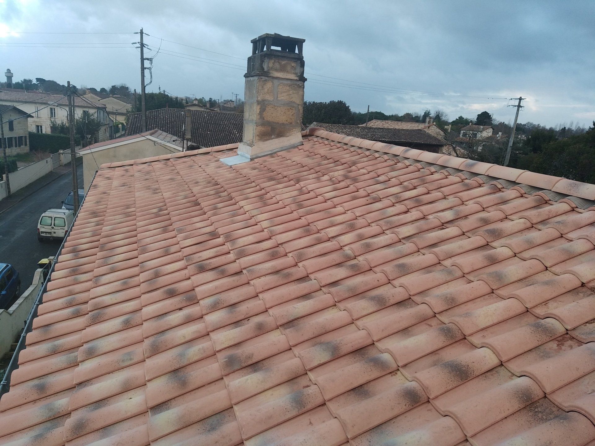 Couverture en tuiles avec une chéminée