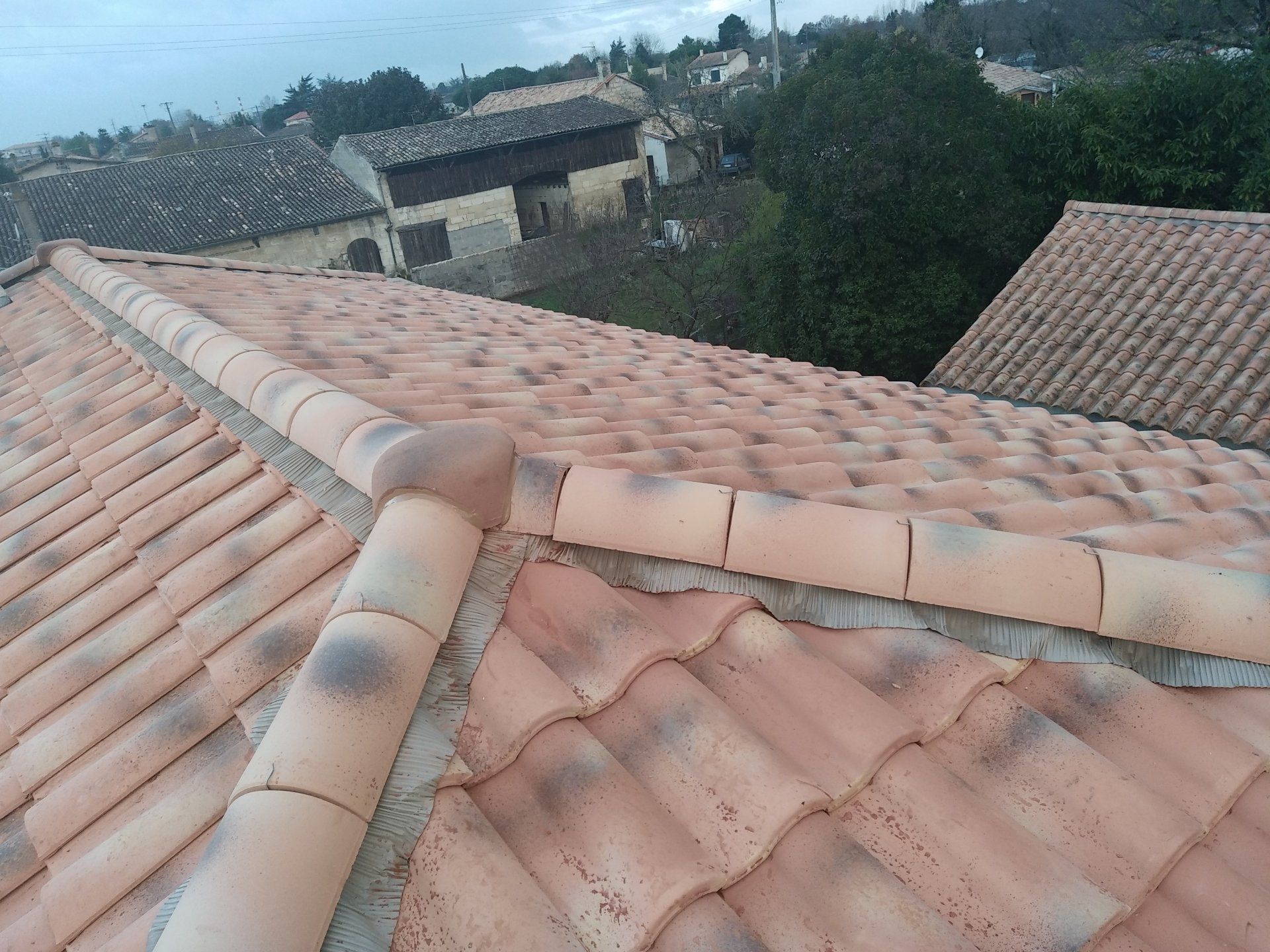 Haut d'une toiture en tuiles