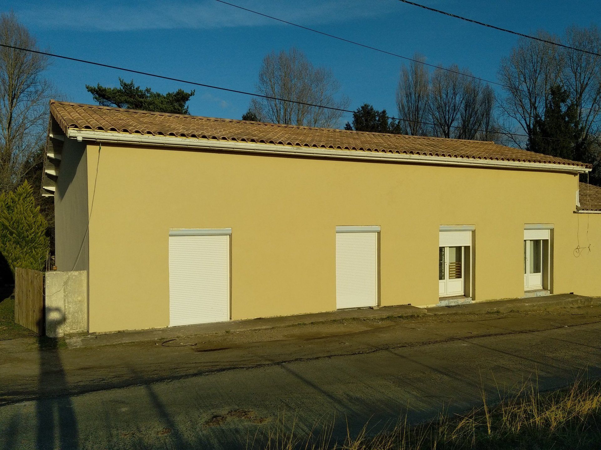Maison avec façade jaune