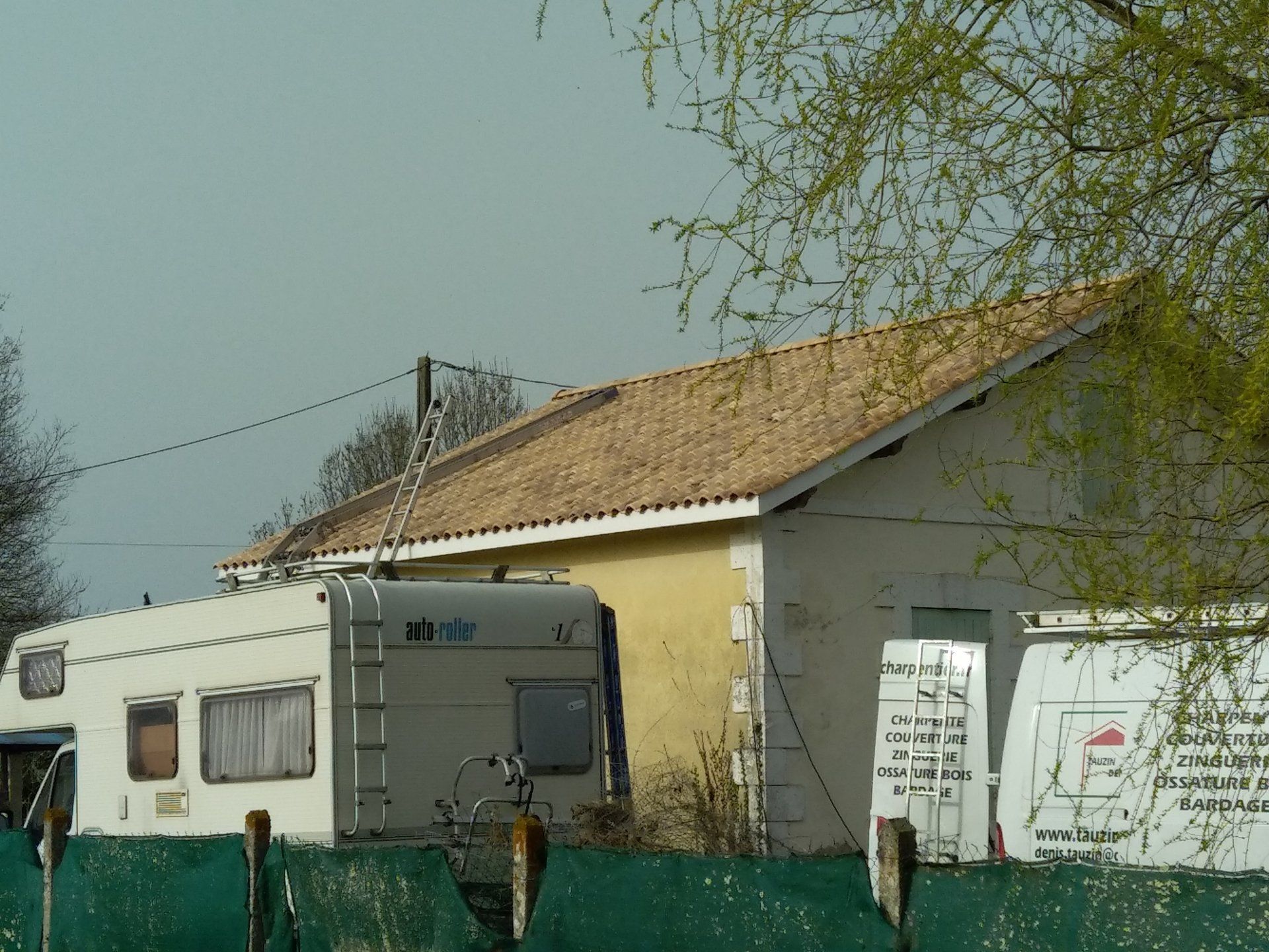 Maison avec une couverture en tuiles