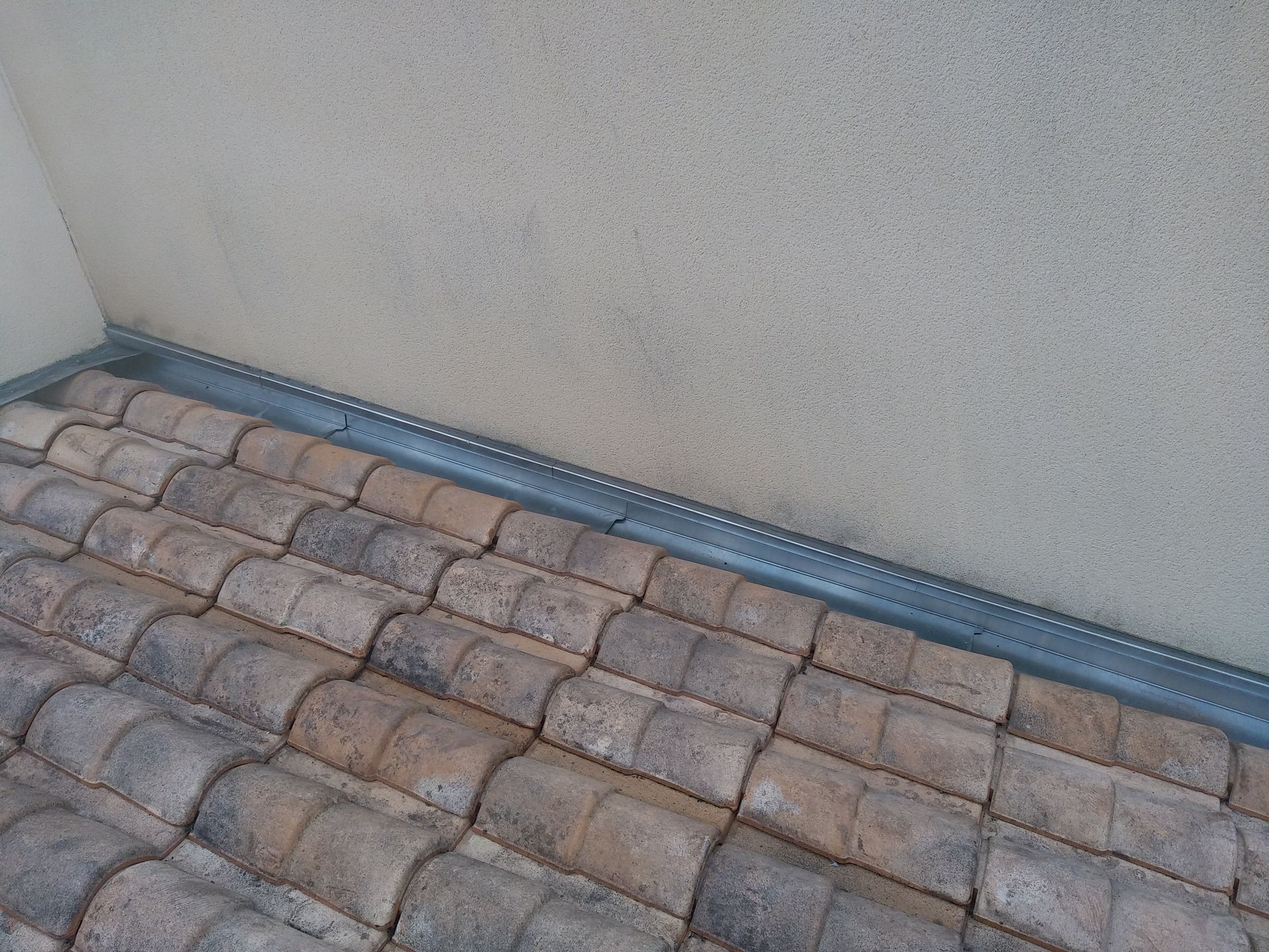 Nettoyage d'une vieille toiture