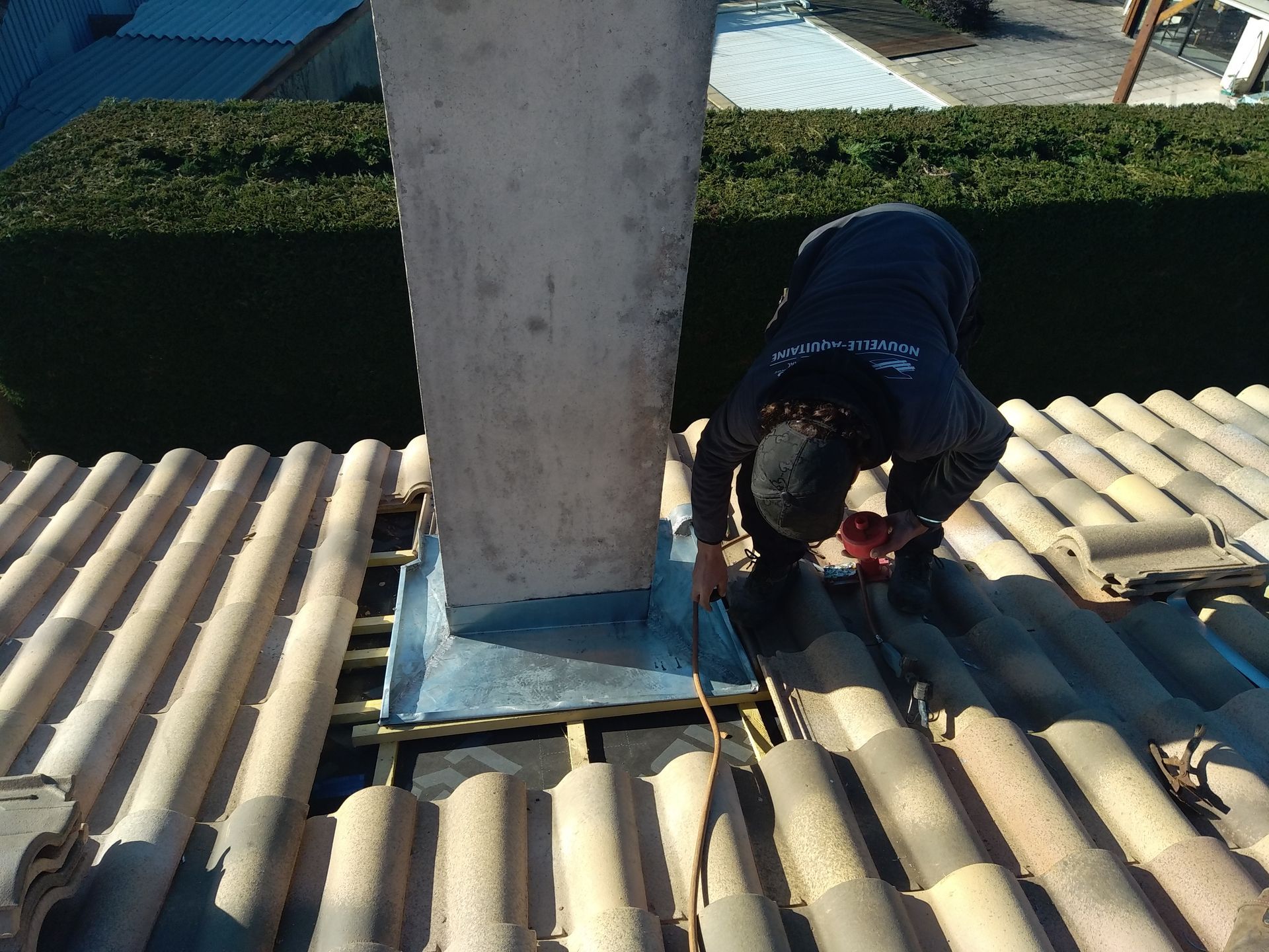 Façonnage d'un entourage de cheminée en zinc