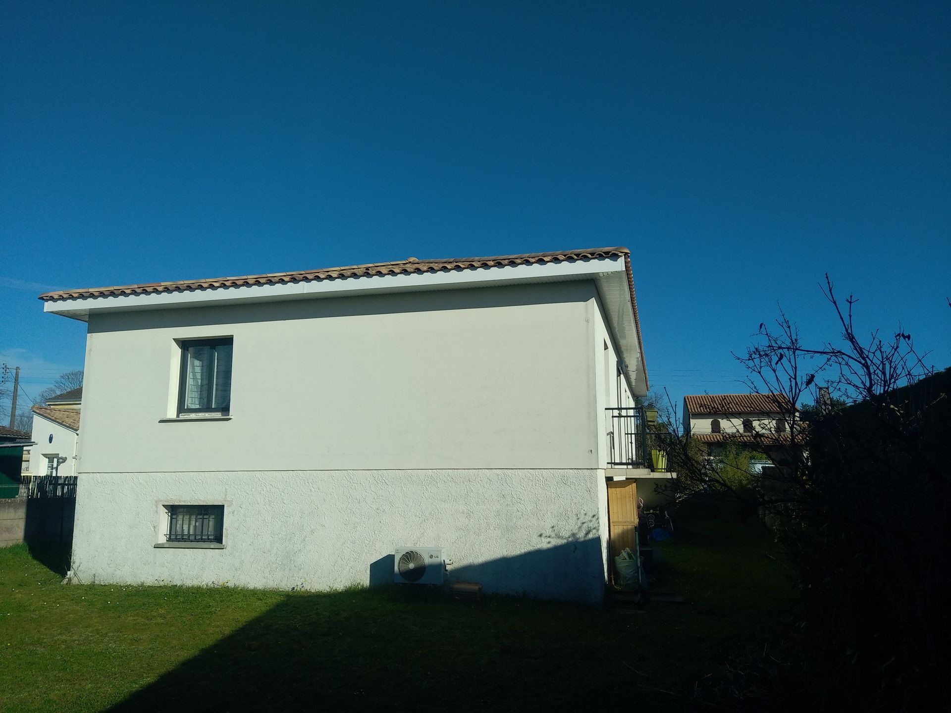 Maison avec façade blanche