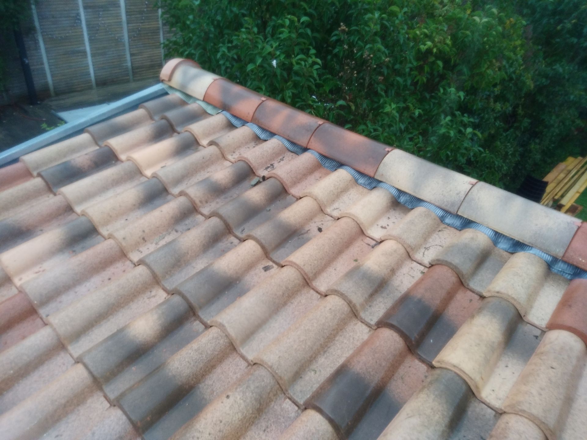 Vieilles tuiles composantes d'une toiture