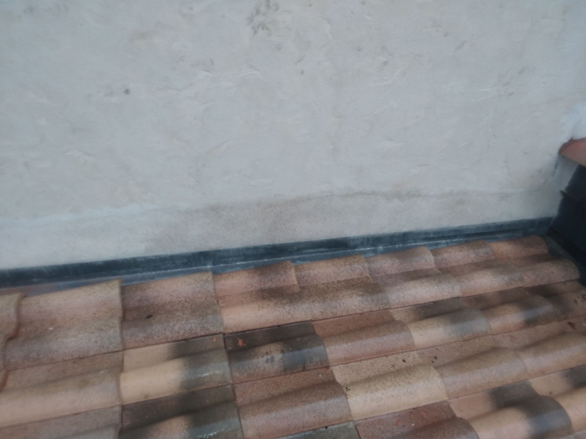 Vieilles tuiles composantes d'une toiture