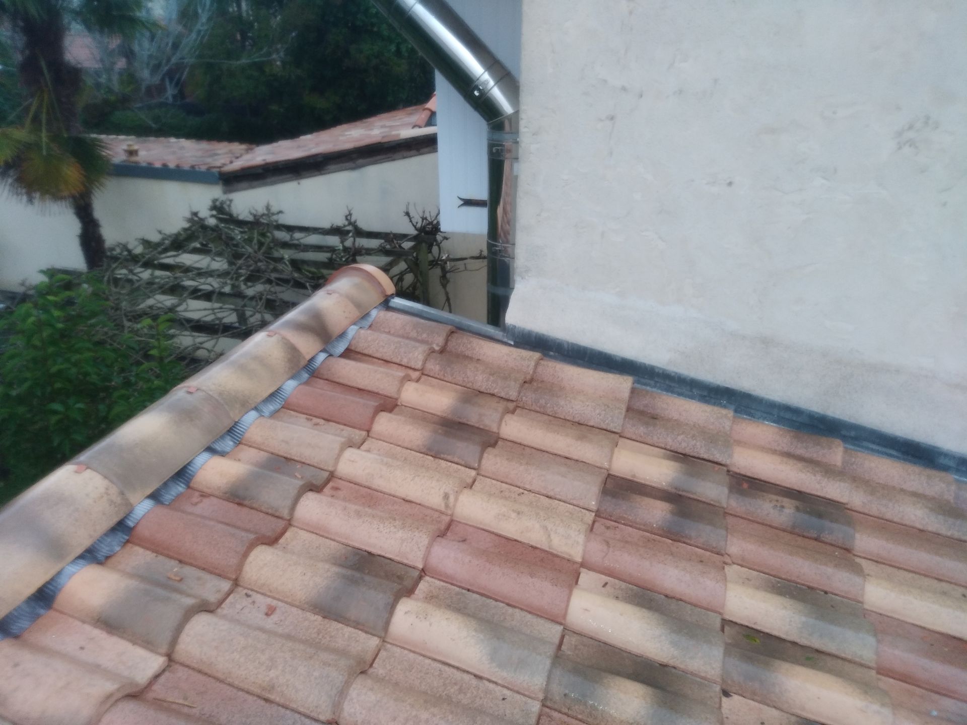 Toiture en vieilles tuiles usées