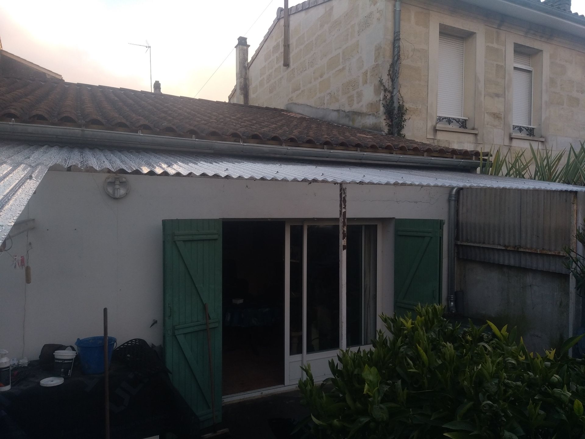 Nettoyage de toiture tuiles + traitement antimousse,
Zinguerie remplacement de gouttière et solins
Couverture plaques translucides