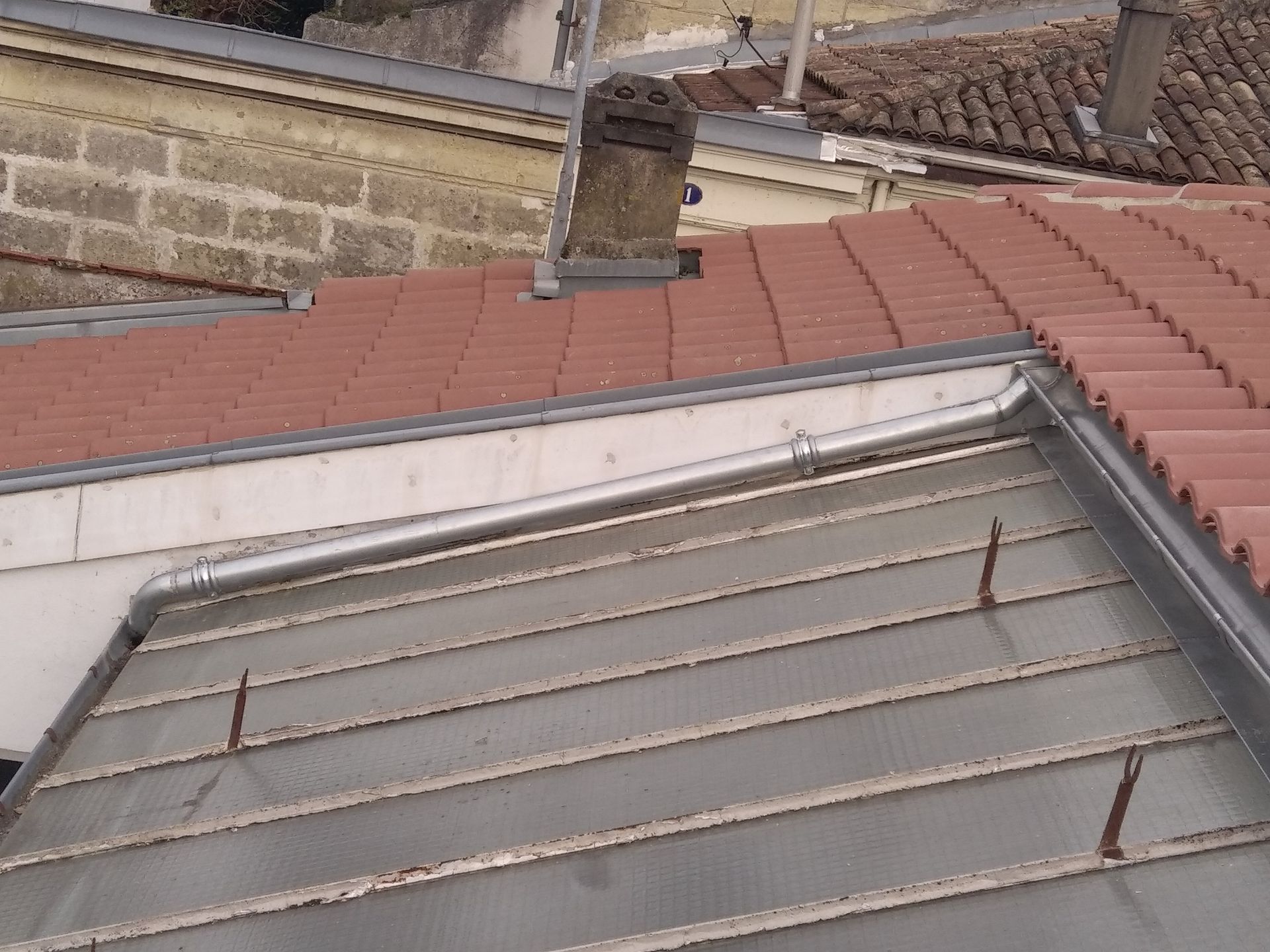 Travaux sur un toit en tuiles