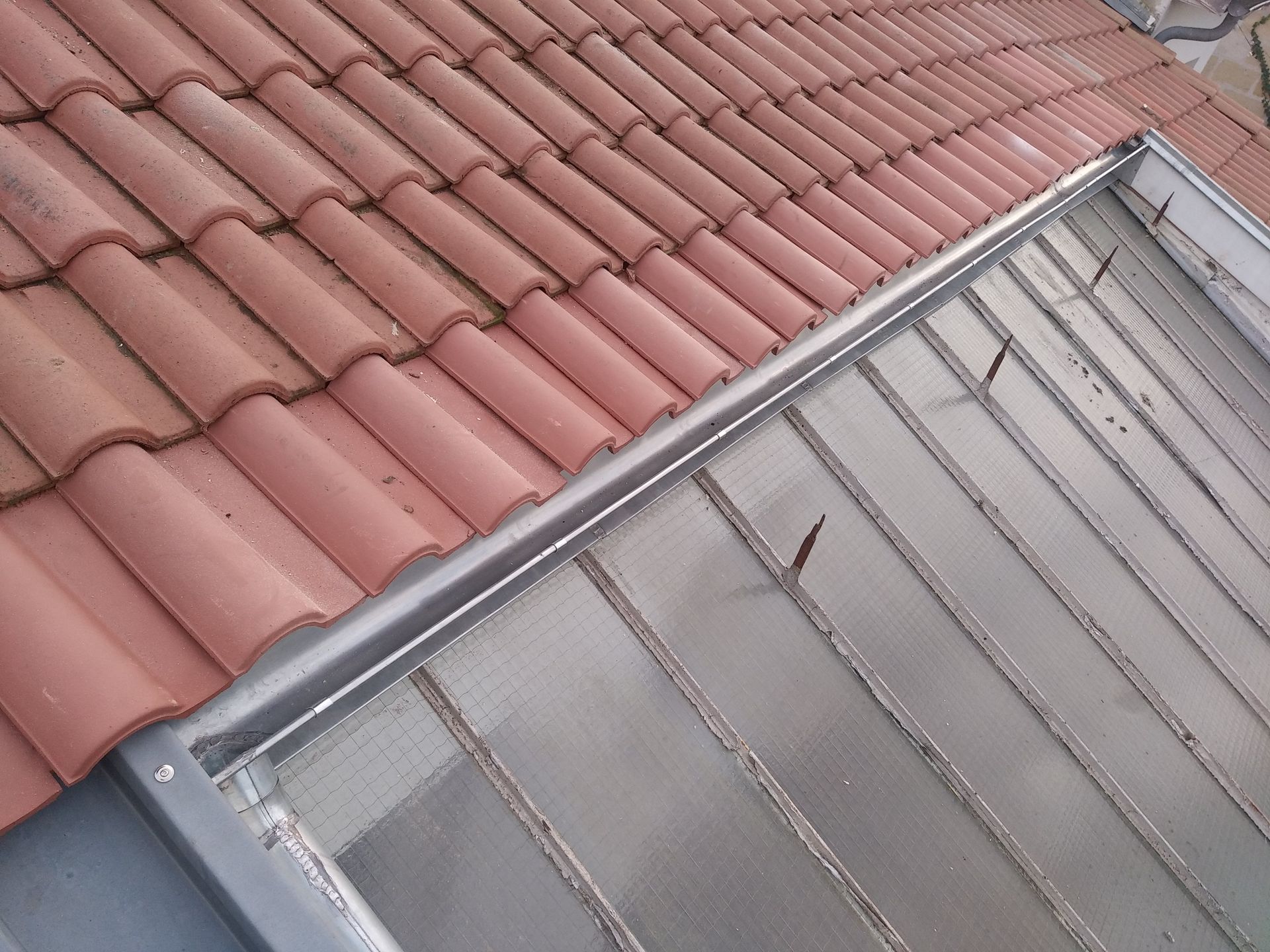 Pose de zingueries sur une toiture en tuiles