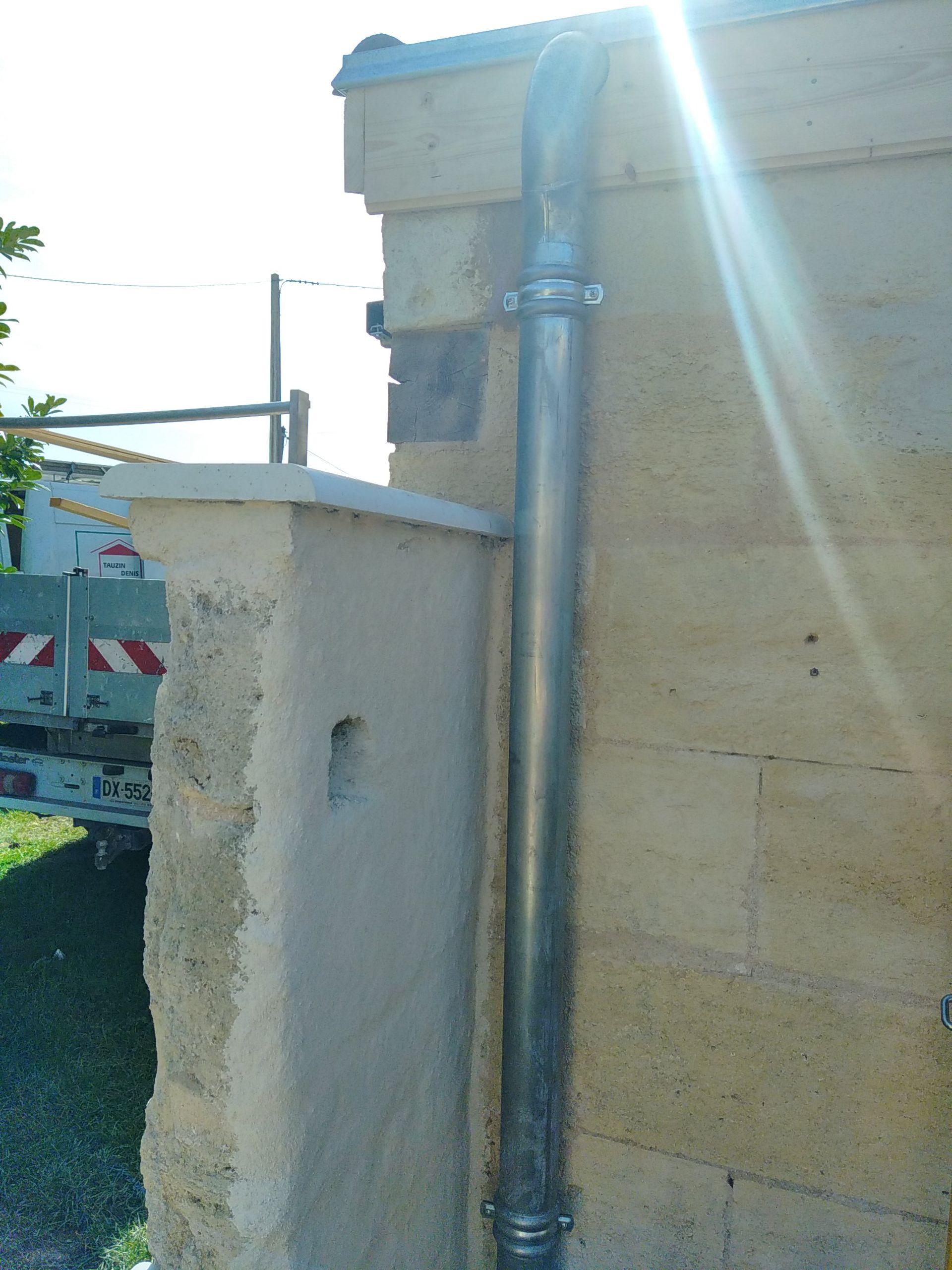 Pose de tuyaux de descente en zinc