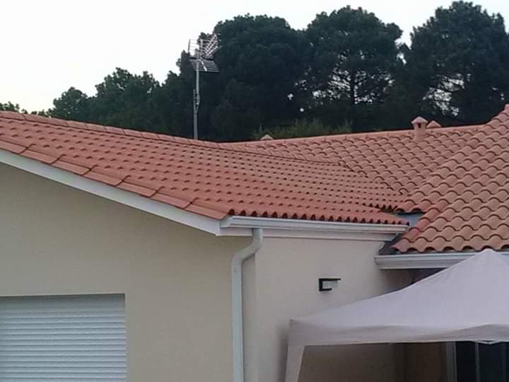 Couverture de toit en tuiles rouges