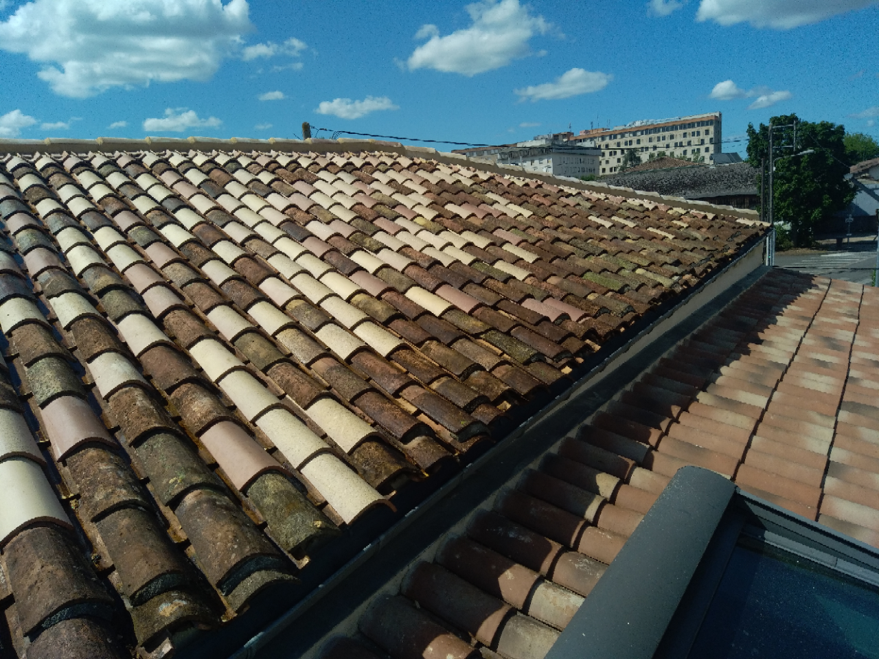 Couverture en vieilles tuiles usées