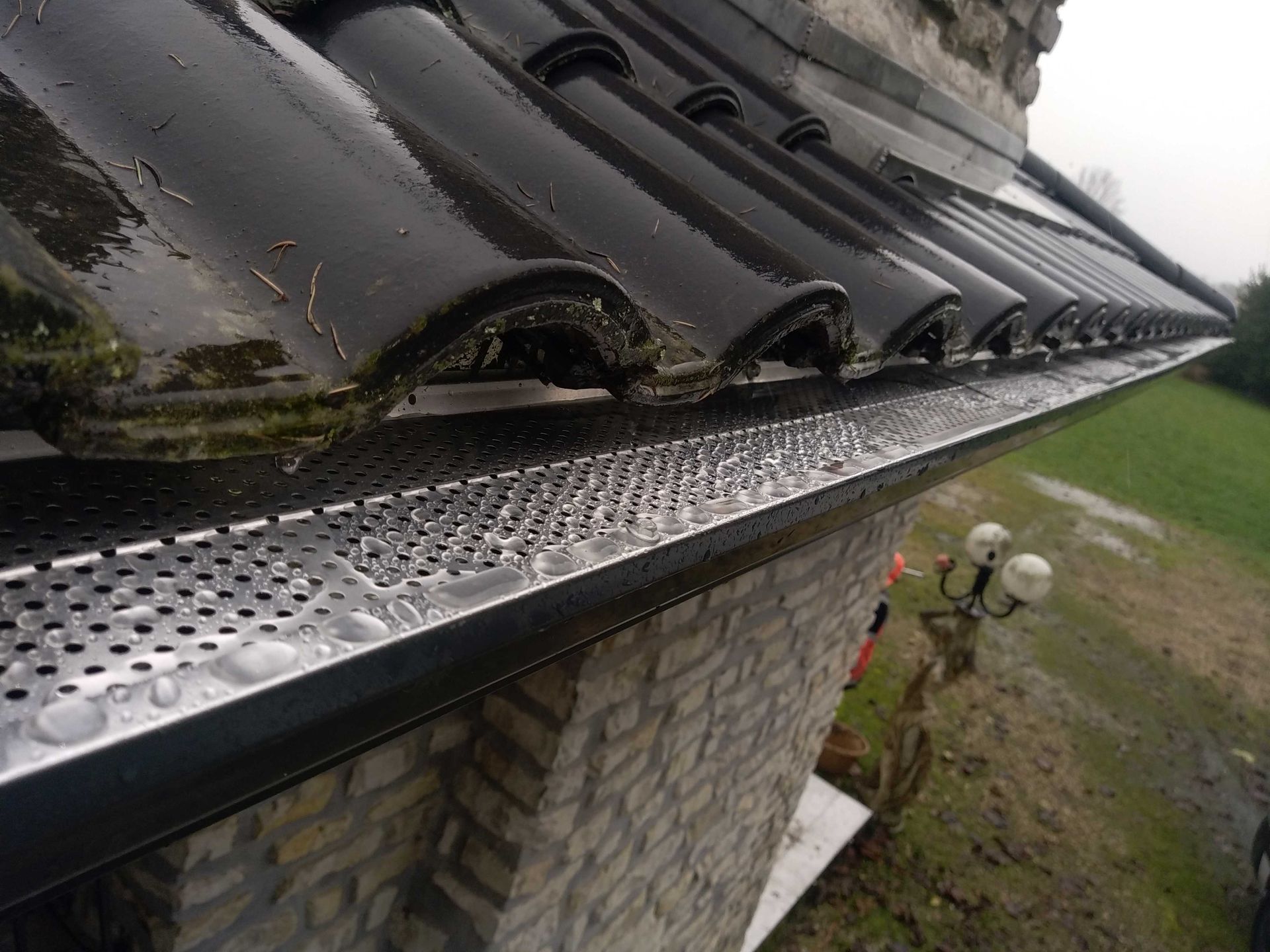 Installation de grilles pare-feuilles à Izon