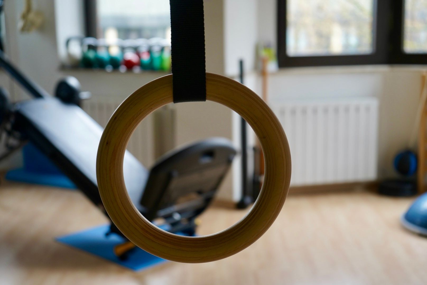 Kerzen, Pflanze und Buddahstatue