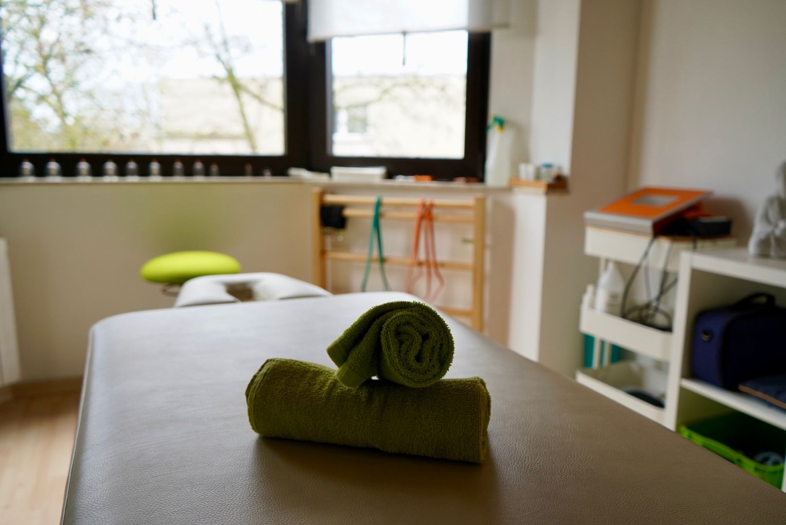 Wasserspender und bunte Gläser