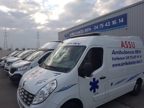Plusieurs ambulances garée en ligne