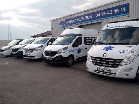 Amublances garées devant l'entreprise