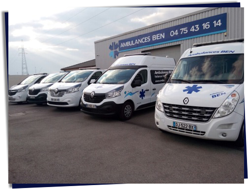 Flotte de véhicules garés devant l'entreprise