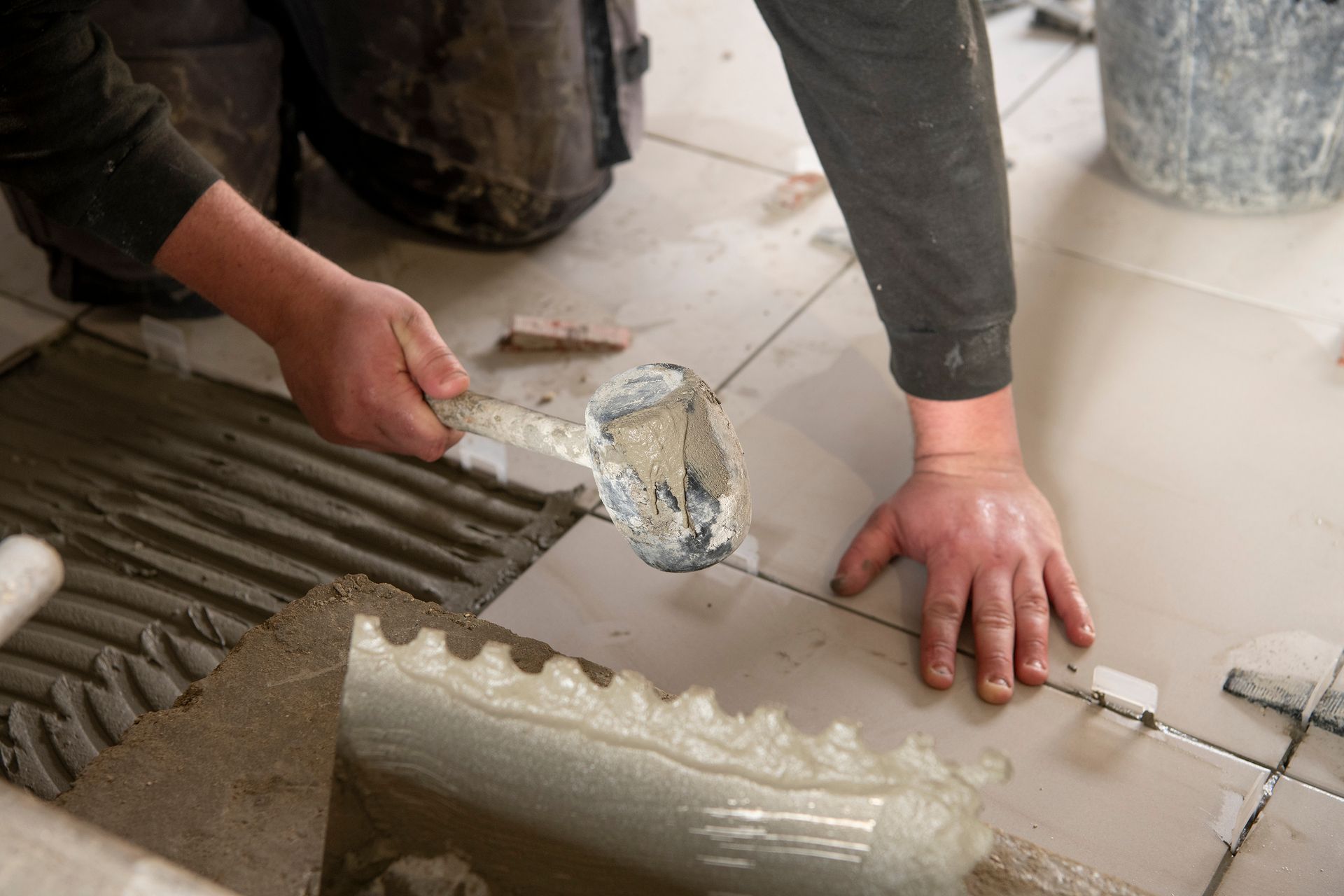 Mains d'un professionnel faisant des travaux d'intérieur