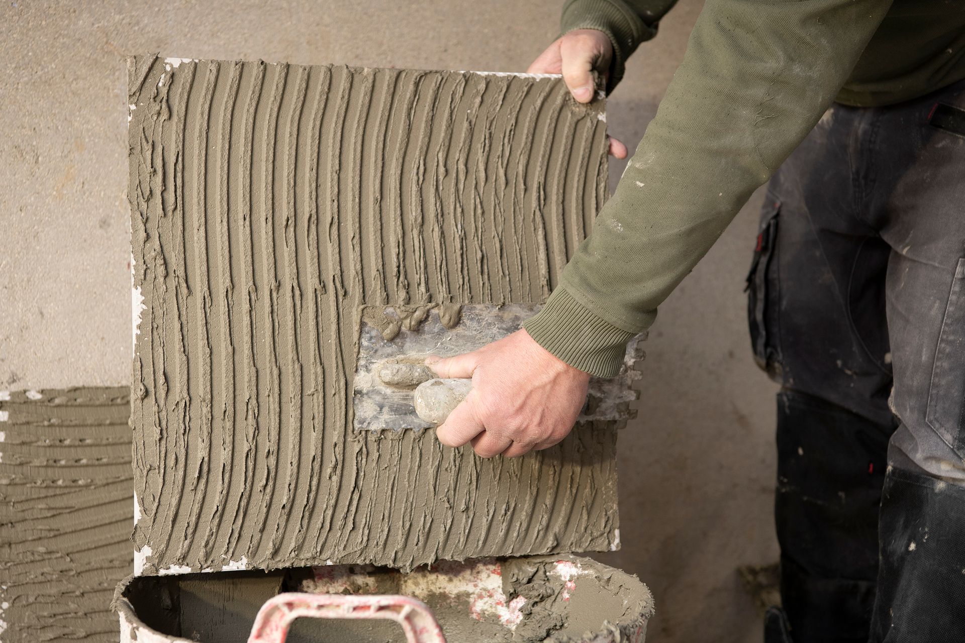 Maçon travaillant l'enduit