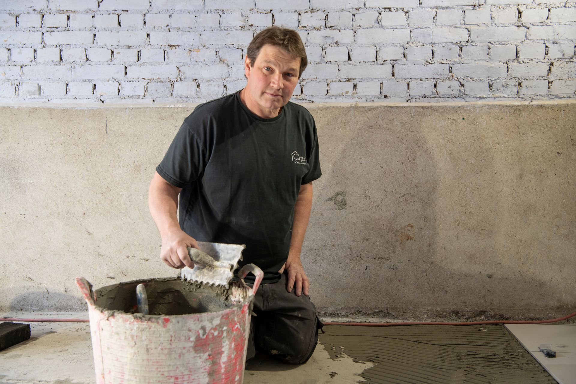 Maçon en pleine réalisation