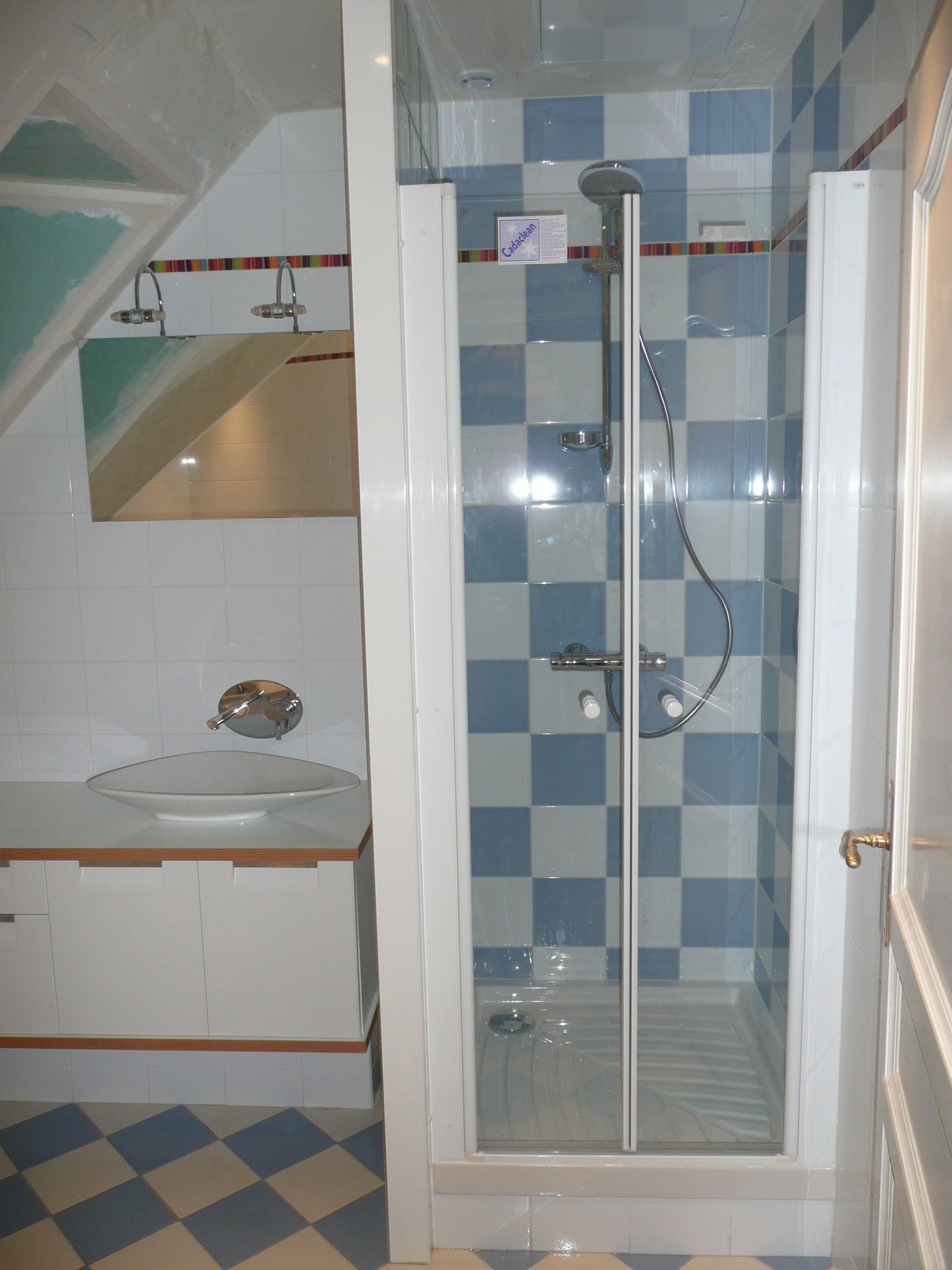 Douche dans une salle de bains bleue