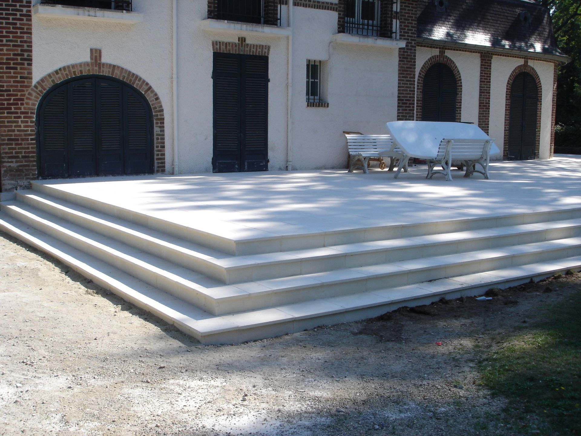 Grande terrasse avec escalier