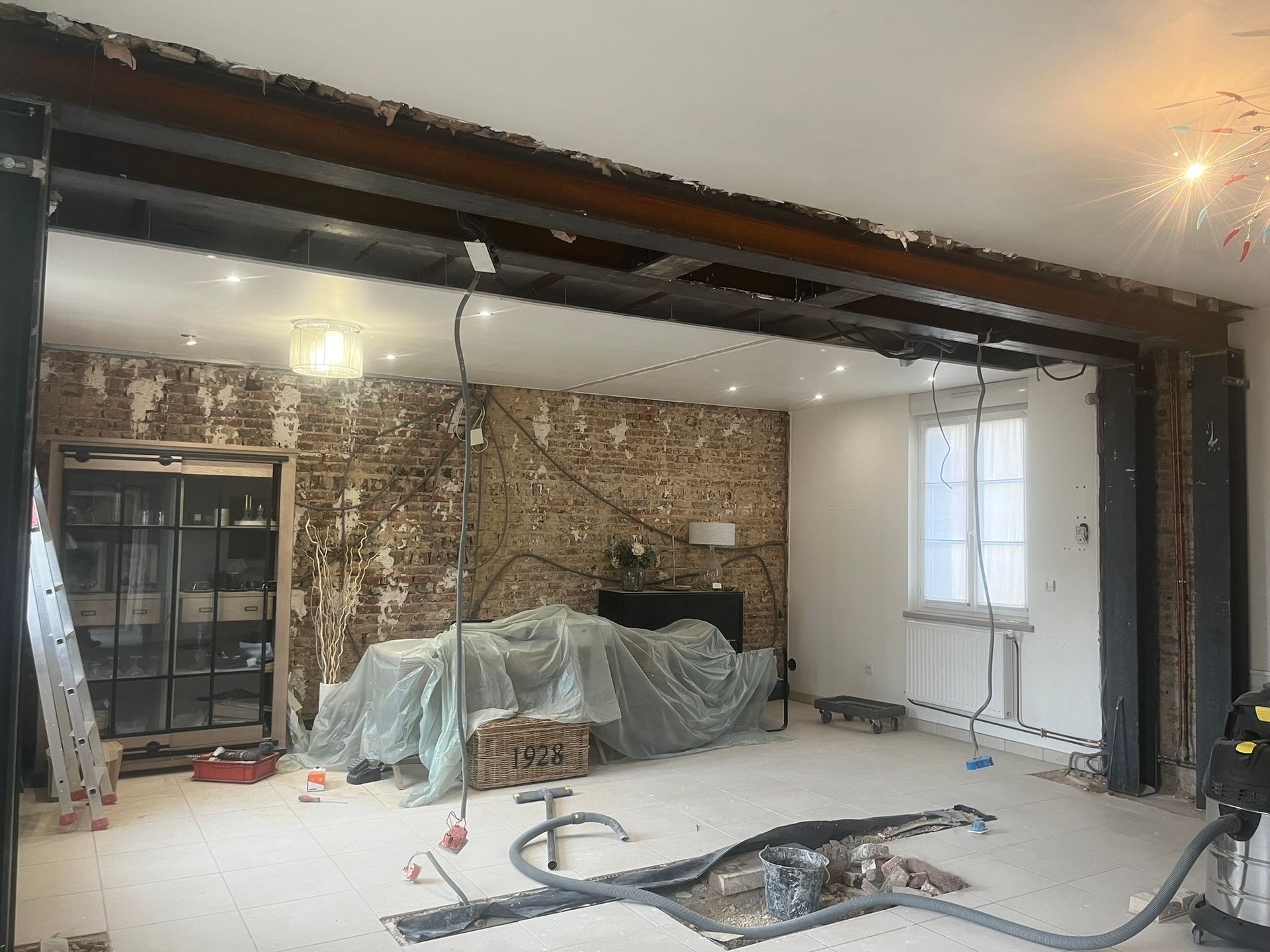 Double portique métallique installé sur un chantier d'une maison